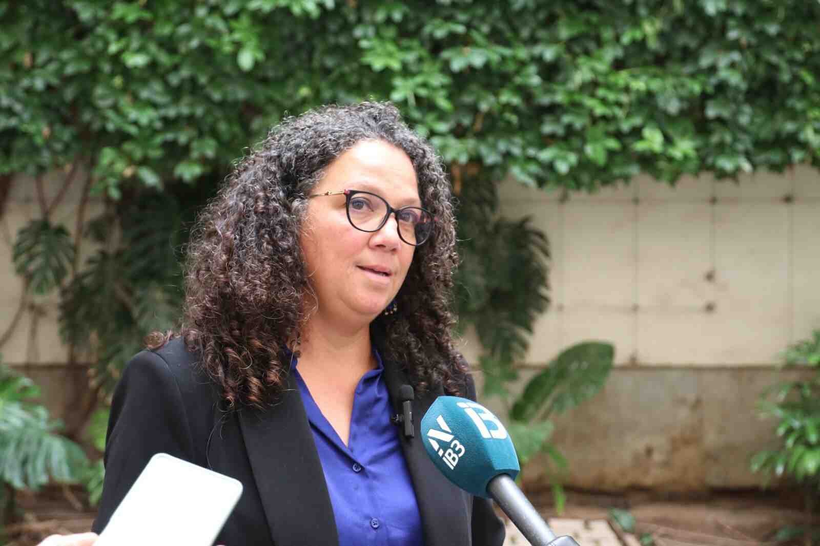 Catalina Cladera atendiendo a los medios de comunicación en una rueda de prensa