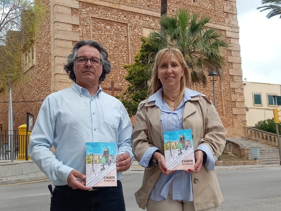 La alcaldesa Catalina Soler y el alcalde pedáneo Sebastià Adrover con el programa de fiestas de S'Horta