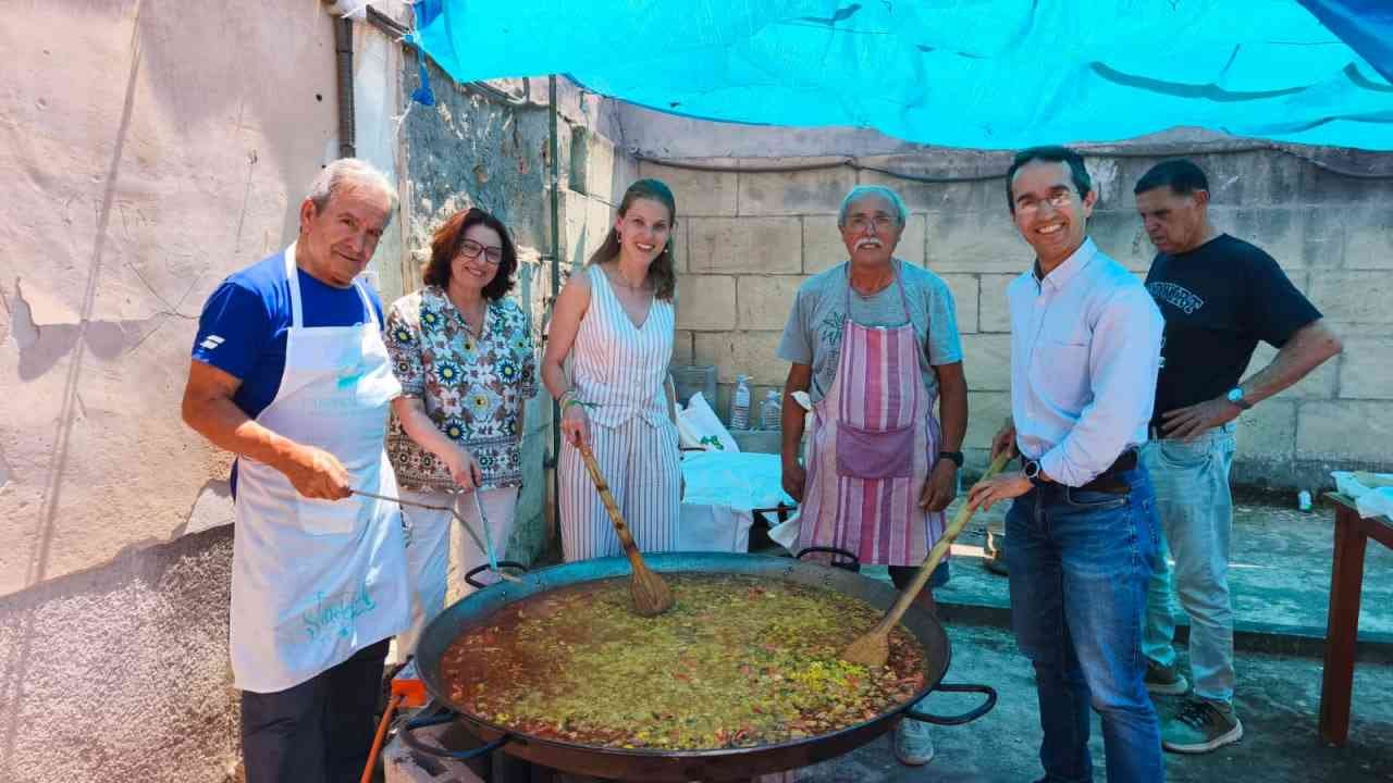 El presidente del IMAS, Guillermo Sánchez, y la directora insular Catalina Maria Mascaró junto a los cocineros y usuarios ante la paella en Manacor