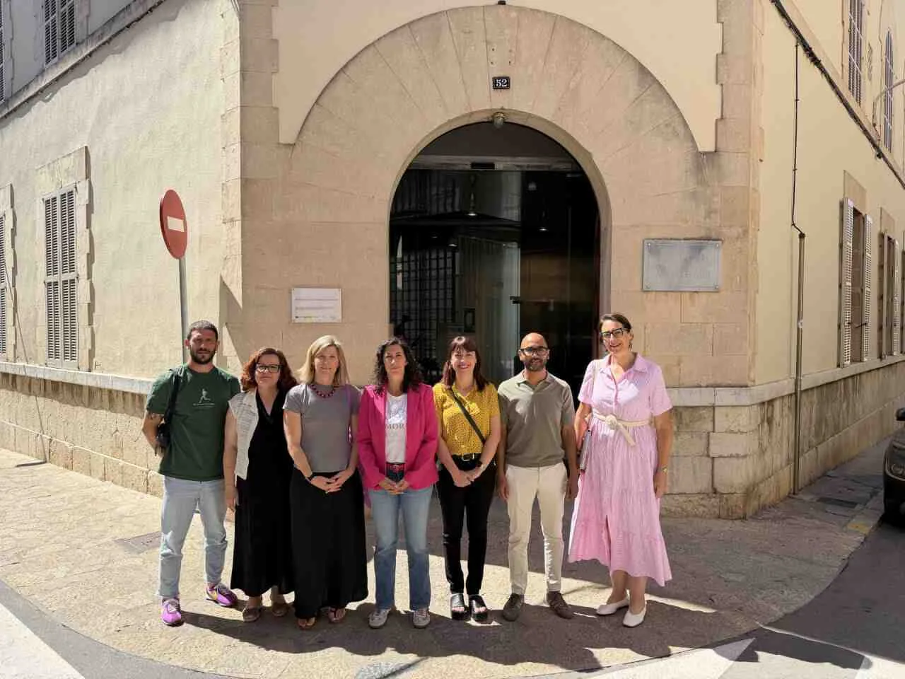 Miembros del PSOE de Mallorca, entre ellos Amanda Fernández, concentrados frente a la puerta arqueada de la residencia Miquel Mir de Inca