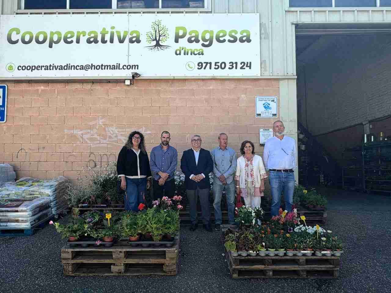 Representantes municipales y de la Cooperativa Pagesa d'Inca tras la firma del convenio