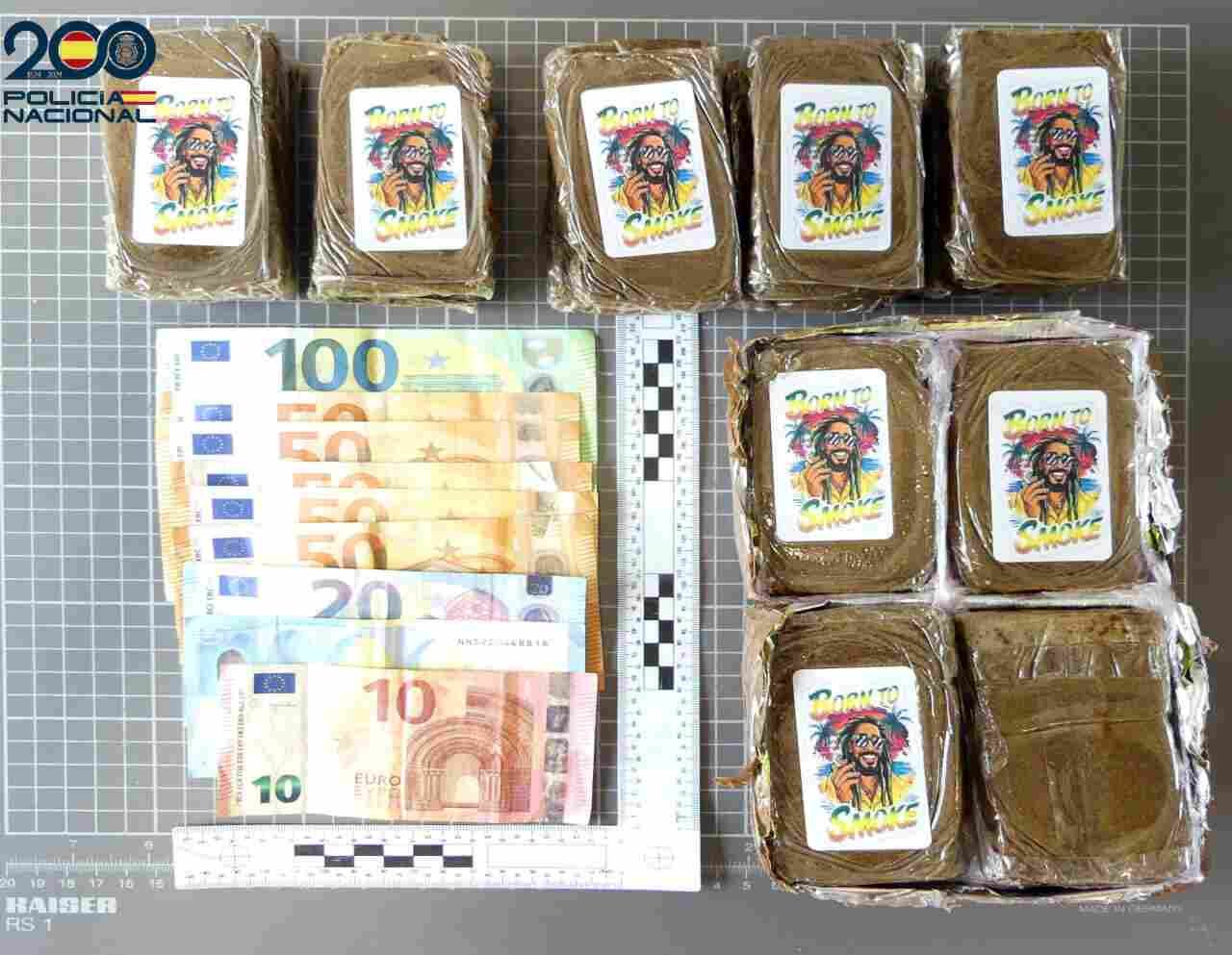 Placas de hachís con pegatinas y billetes de euro intervenidos por la Policía Nacional a dos traficantes