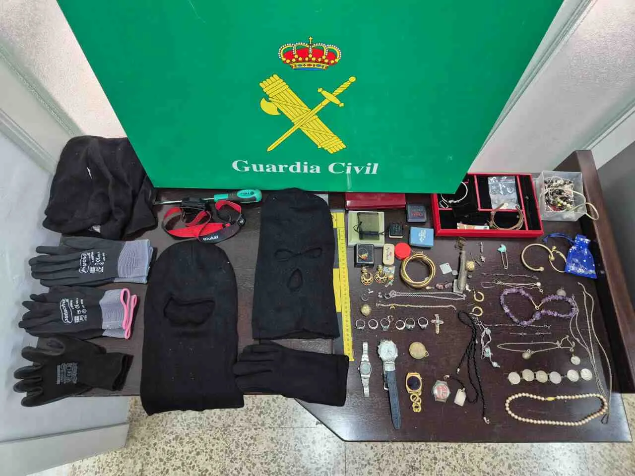 Joyas sustraídas, pasamontañas y guantes intervenidos por la Guardia Civil a la banda de robos en viviendas en Mallorca