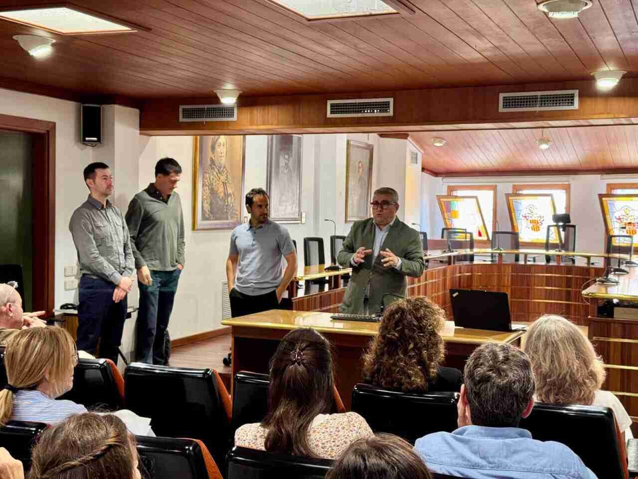 El alcalde de Inca, Virgilio Moreno, explicando el funcionamiento del nuevo sistema GIS municipal