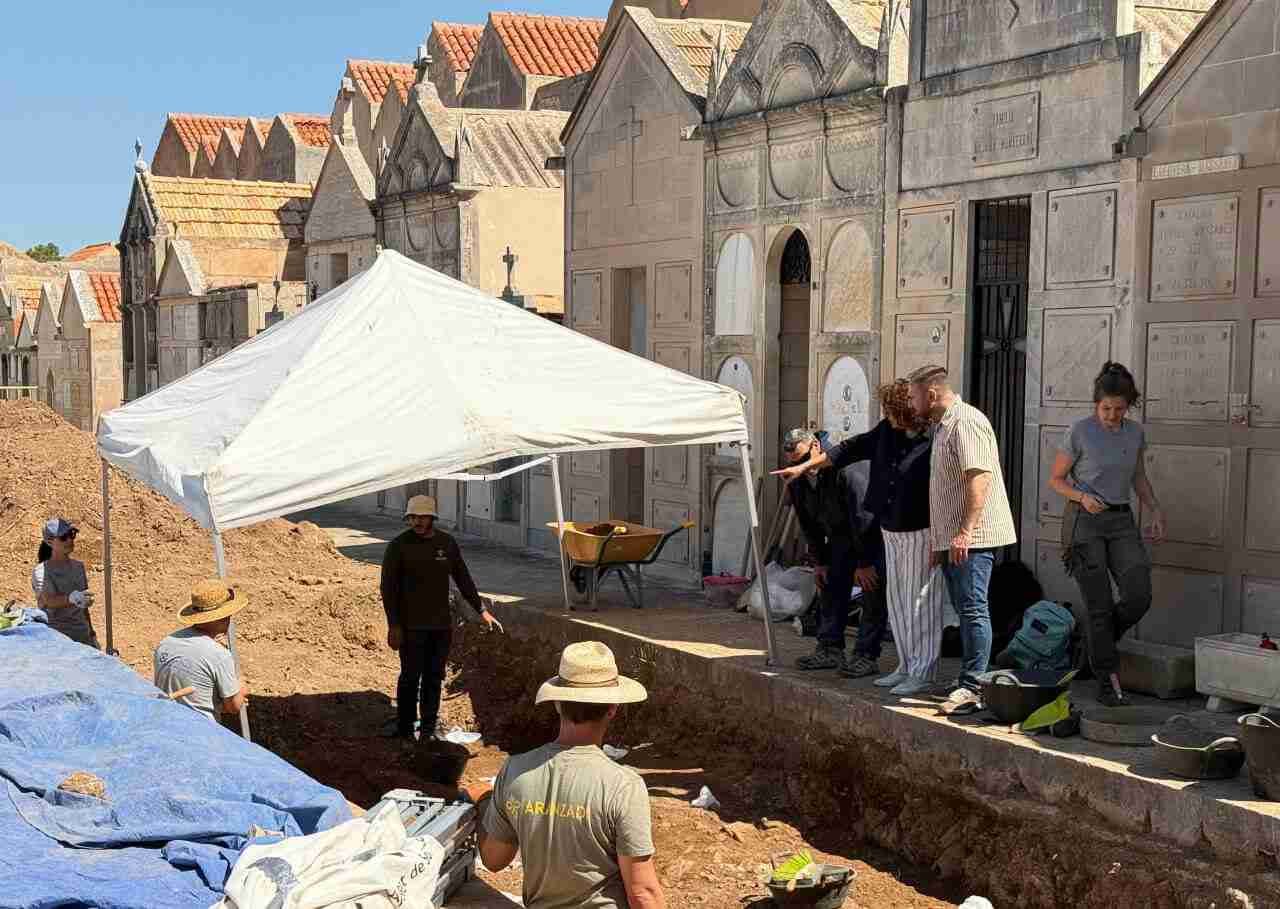 La directora general Francesca Ramis y el alcalde Jaume Servera observando los trabajos de exhumación en el cementerio