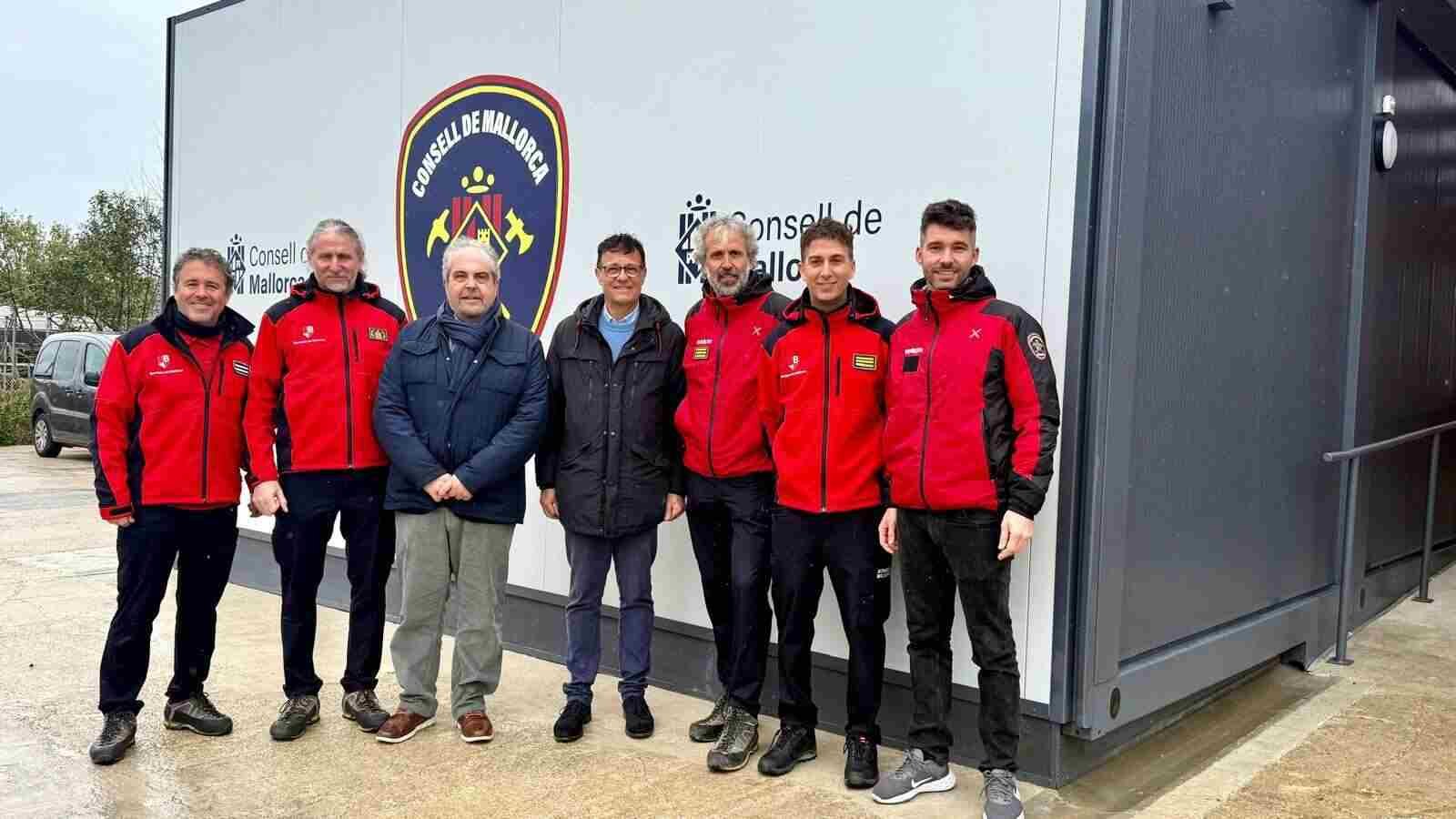 Representantes del Consell de Mallorca y efectivos de bomberos posando frente a los nuevos módulos del parque de Inca