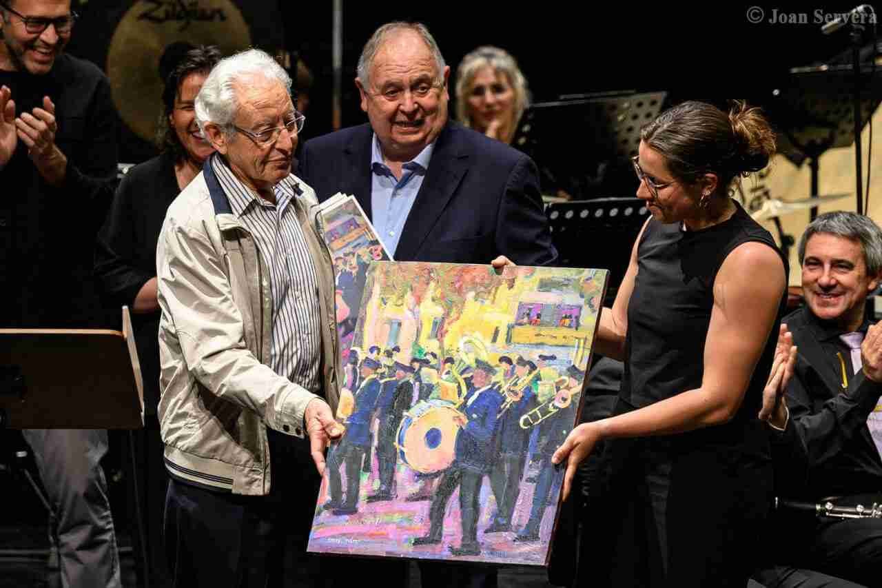 El artista Mateu Sitges Febrer entregando su cuadro a representantes de la Banda de Música de Manacor