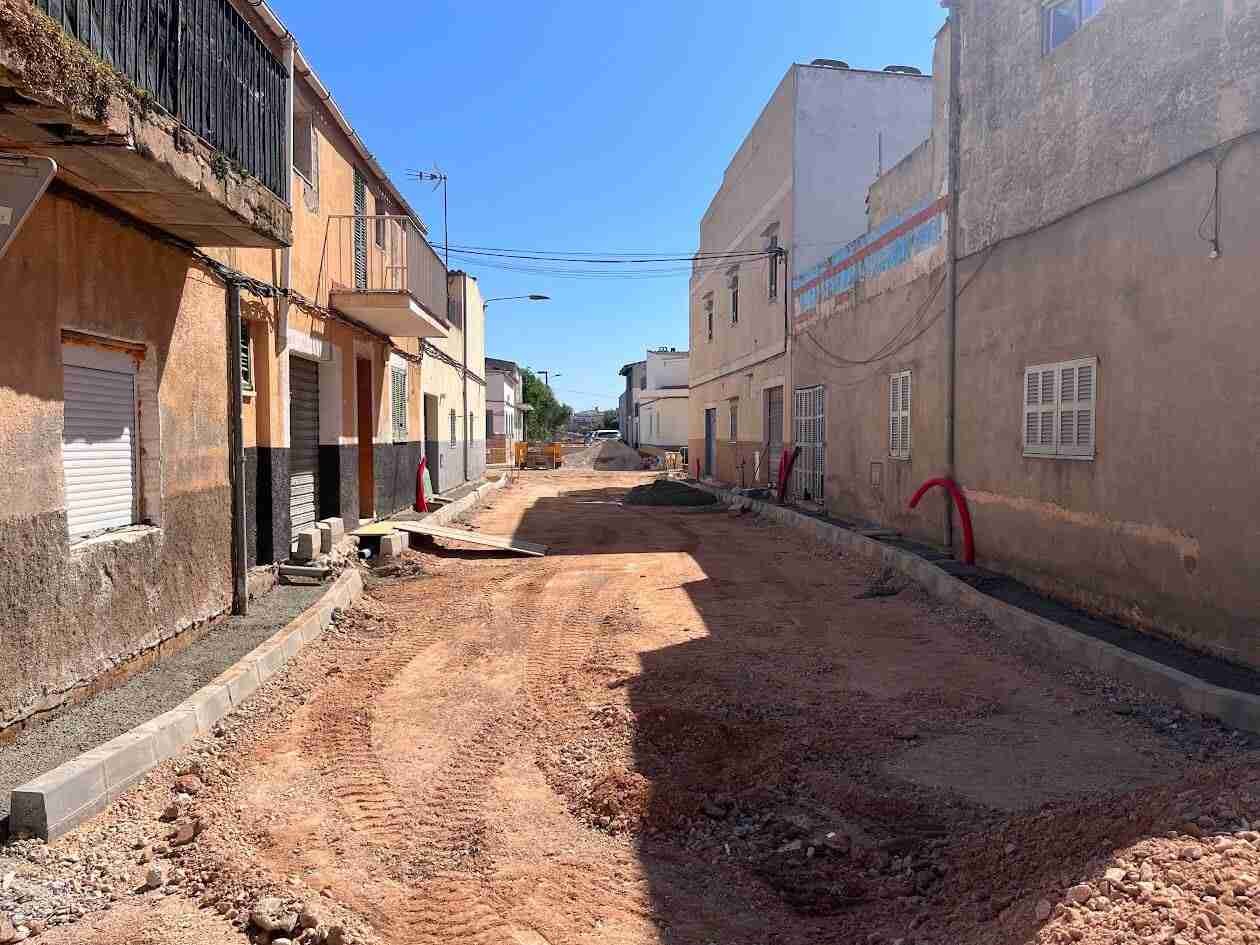 Vista general de las obras de reurbanización y canalización en la calle Mirabò de Manacor