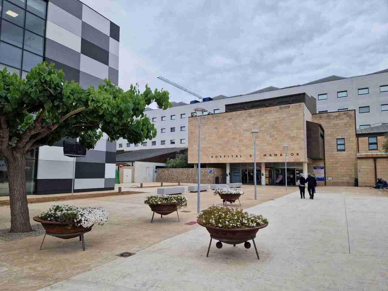 Vista exterior de la entrada del Hospital de Manacor durante las obras de mejora