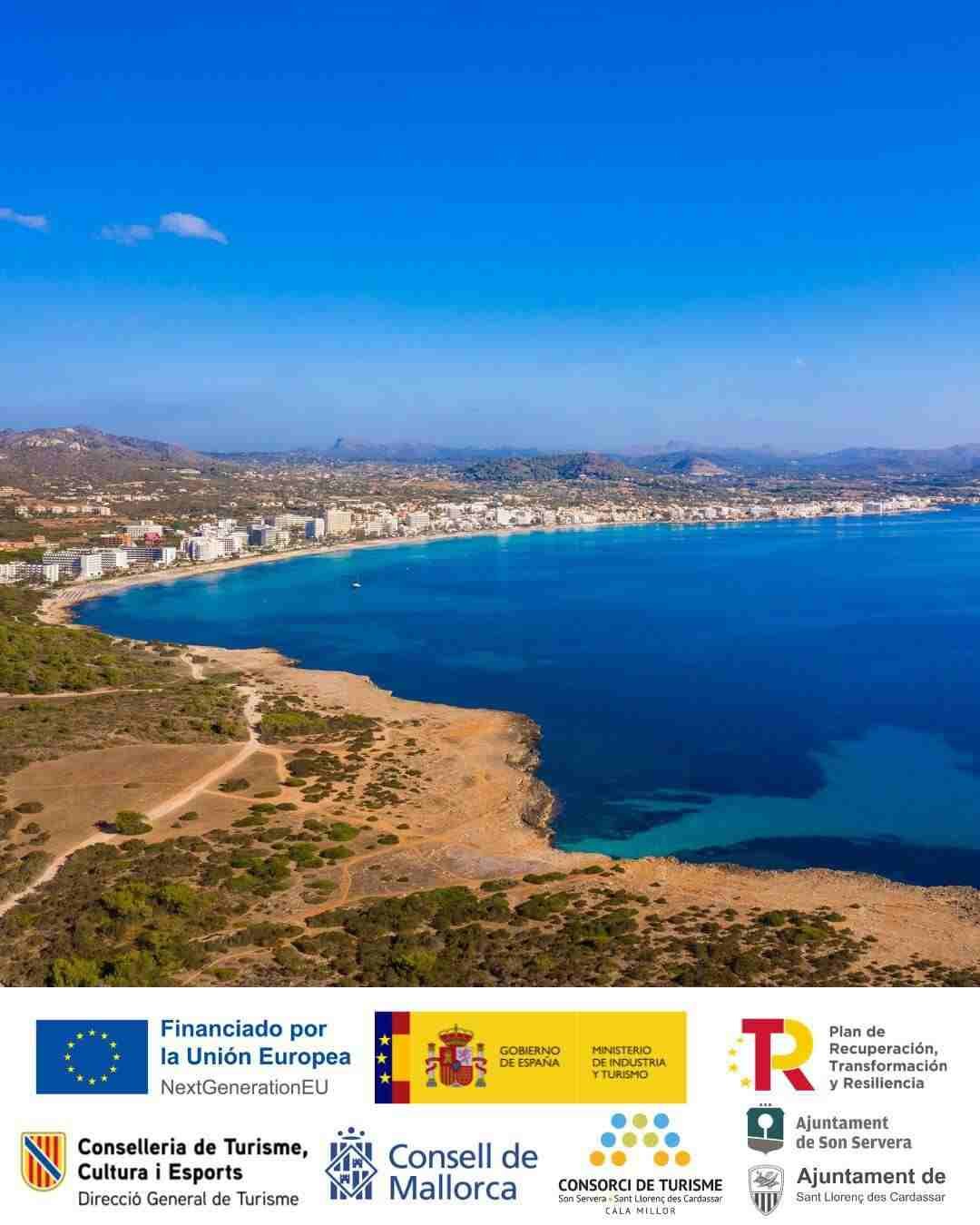 Vista aérea de la playa de Cala Millor con logotipos institucionales del proyecto SAGTICA