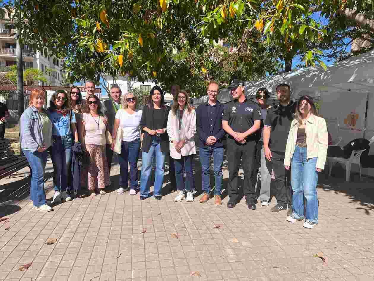Paula Asegurado junto a representantes municipales y policiales en la inauguración de la feria de empleo