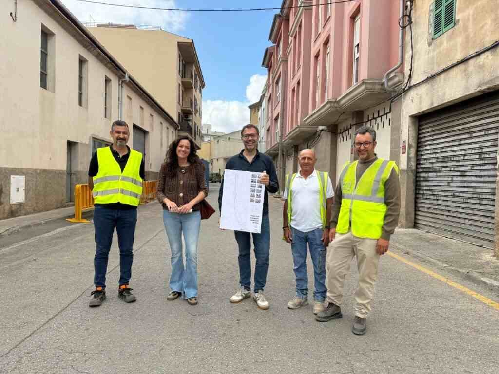 La delegada Núria Hinojosa junto al alcalde y técnicos de Melchor Mascaró SA mostrando los planos de la reforma