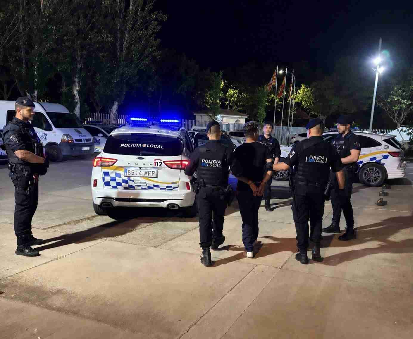 Varios agentes de la Policía Local de Inca escoltan al marroquí esposado
