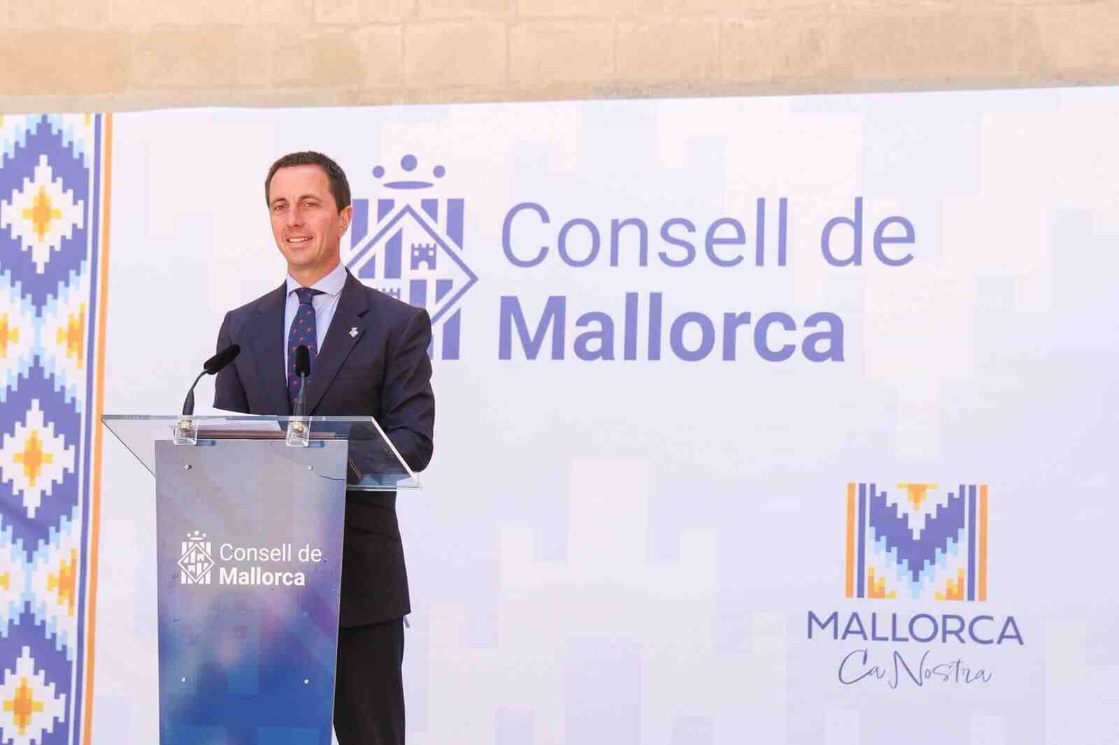 El presidente del Consell de Mallorca, Llorenç Galmés, durante su discurso en el atril de la presentación de la campaña turística
