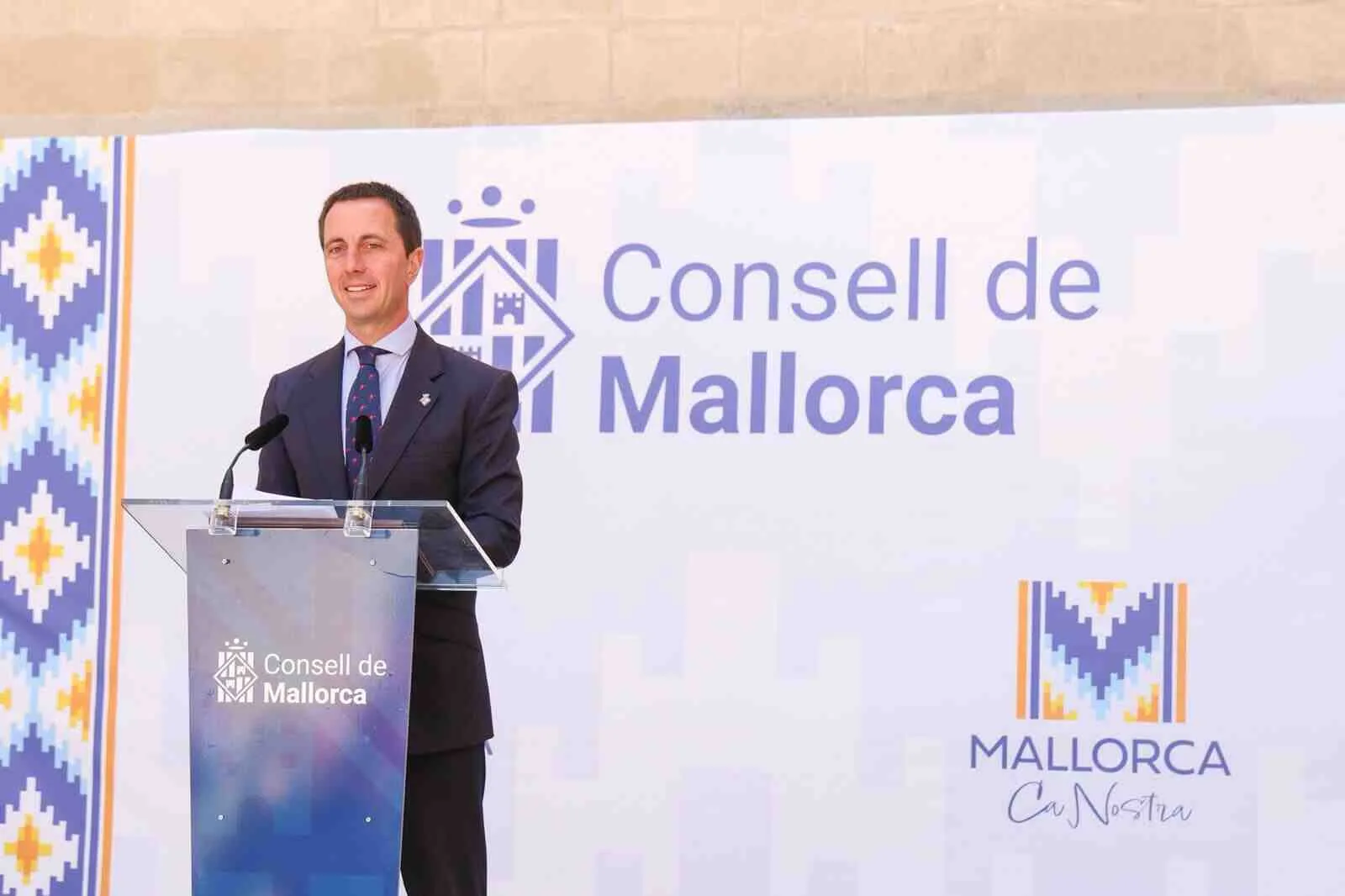 El presidente del Consell de Mallorca, Llorenç Galmés, durante su discurso en el atril de la presentación de la campaña turística