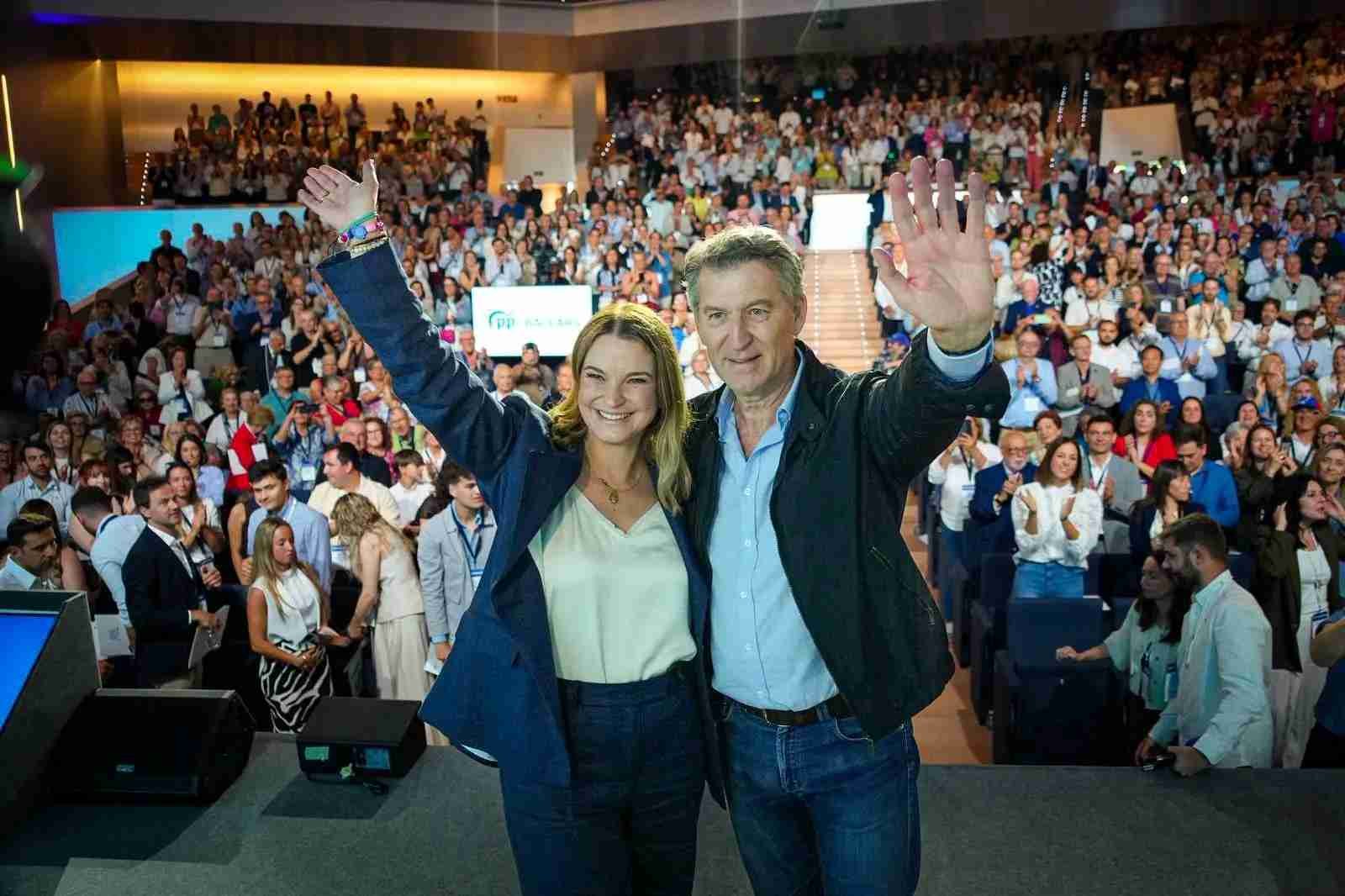 Marga Prohens saludando junto a Alberto Núñez Feijóo en el escenario del XVII Congreso Autonómico del PP de Baleares