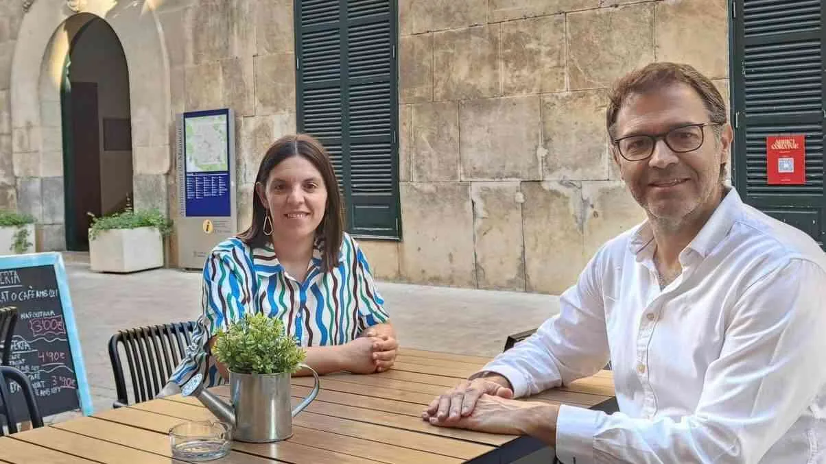 El alcalde de Manacor Miquel Oliver sentado junto a Marta Català en la terraza de una cafetería de Manacor