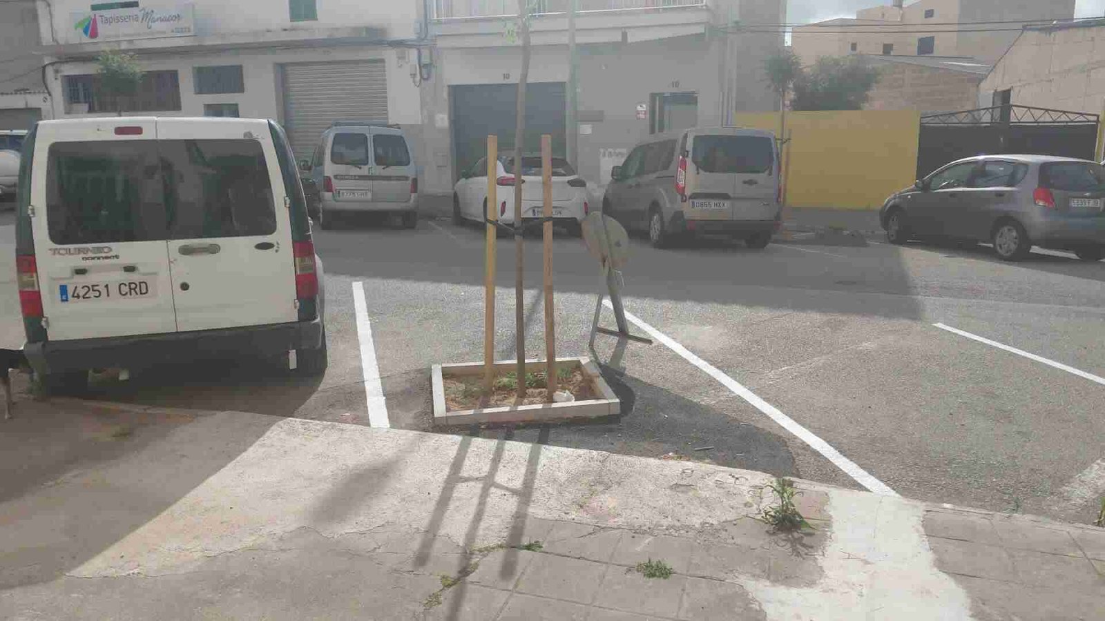 Marcas viales blancas que eliminan plazas de aparcamiento en Fartaritx