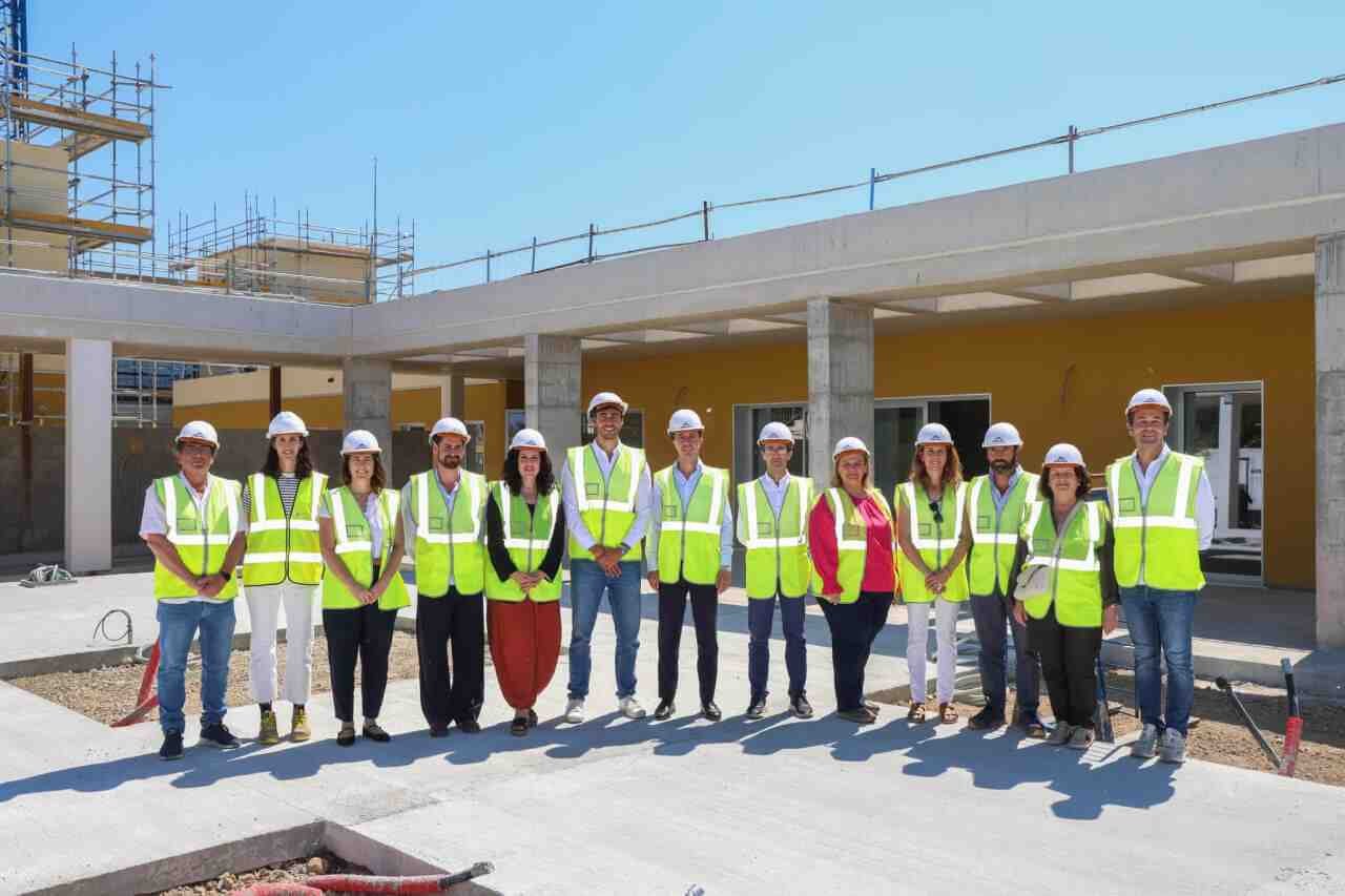 El presidente del Consell de Mallorca, Llorenç Galmés, y el alcalde de Sant Llorenç, Jaume Soler, junto a las autoridades durante la visita a las obras de la nueva residencia