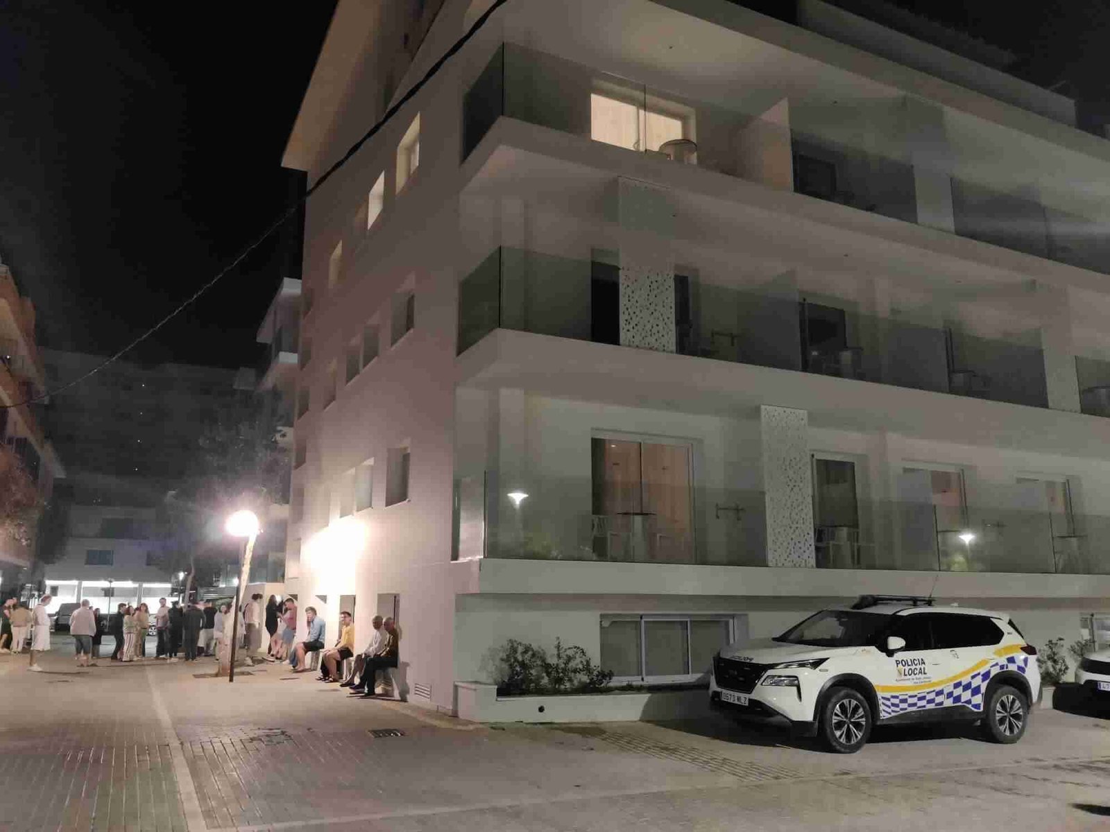 Coche de la Policía Local de Sant Llorenç frente al Hotel MiM Mallorca Fona durante el incendio informado por el Ayuntamiento