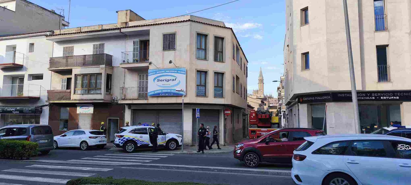 Patrullas de la Policía Nacional y Local y camión de Bomberos de Mallorca en la avenida del Tren