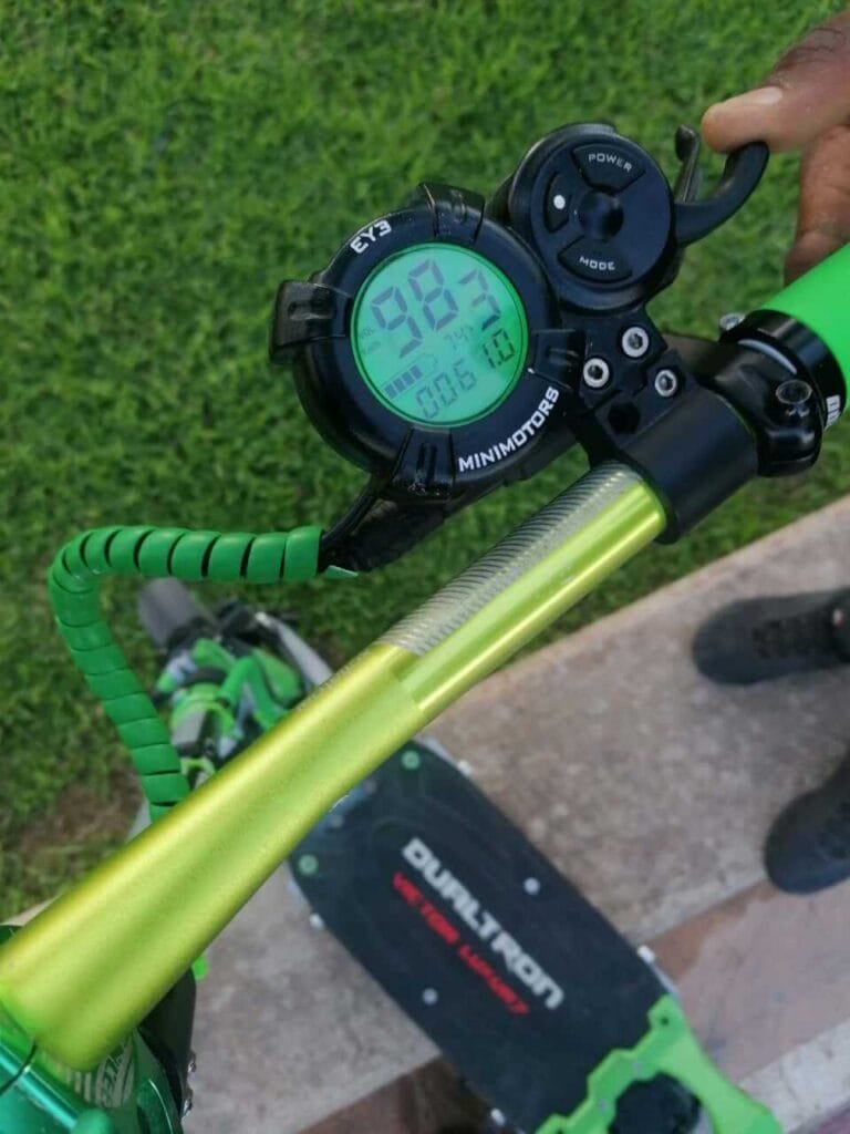 Detalle de la pantalla digital del patinete eléctrico intervenido marcando una velocidad máxima registrada de 98 km/h