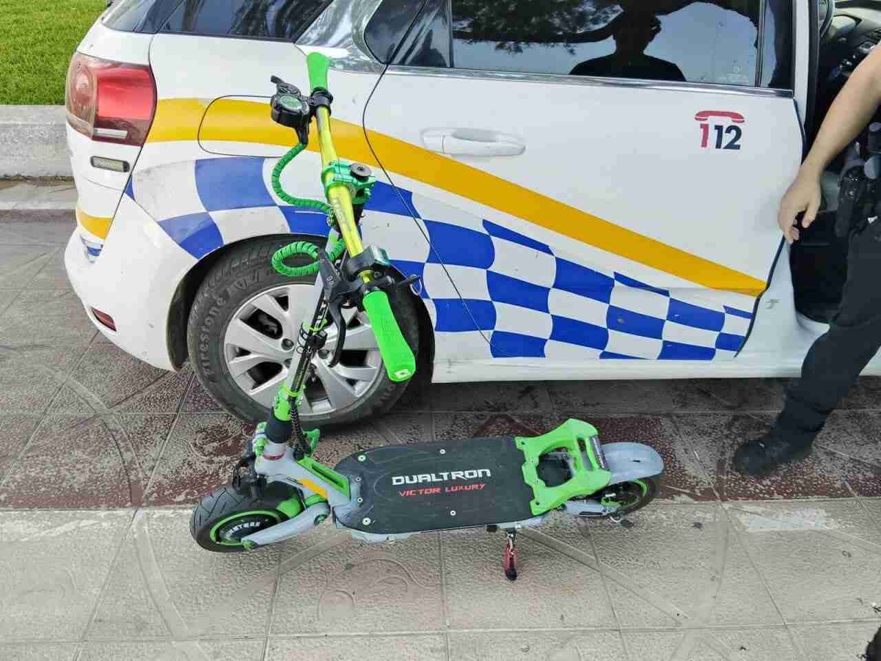 El patinete eléctrico de gran potencia intervenido por la Policía Local de Sant Llorenç des Cardassar junto a un coche patrulla en Cala Millor