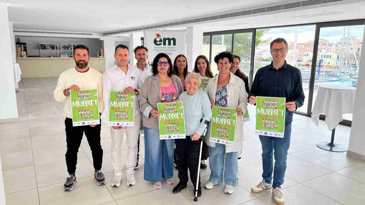 Representantes del Ayuntamiento de Manacor y ABDEM presentando los carteles del Mójate 2026