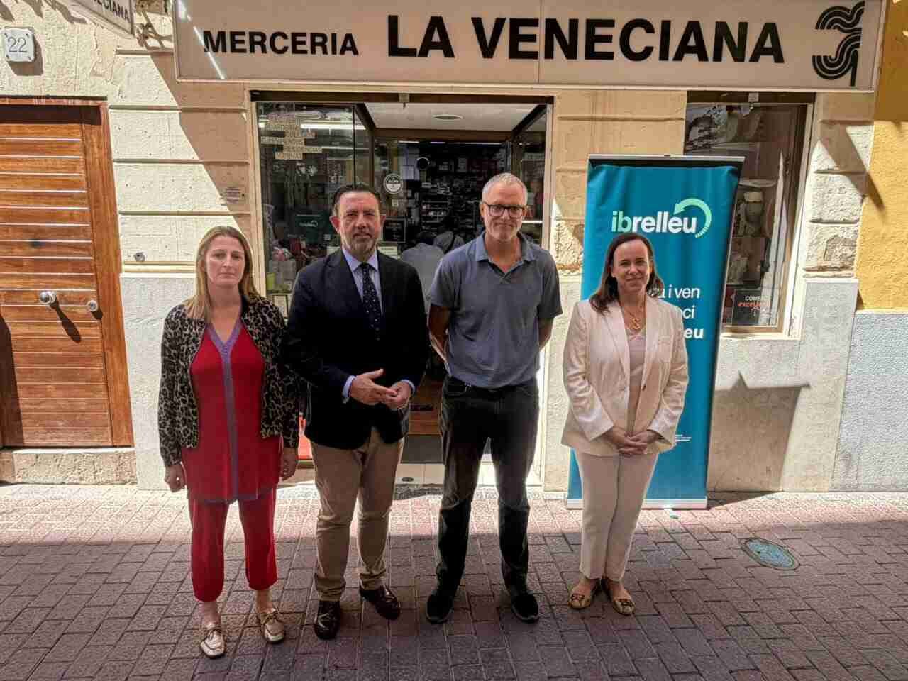 Maria Antònia Sansó y representantes del Govern balear junto al dueño de la mercería La Veneciana