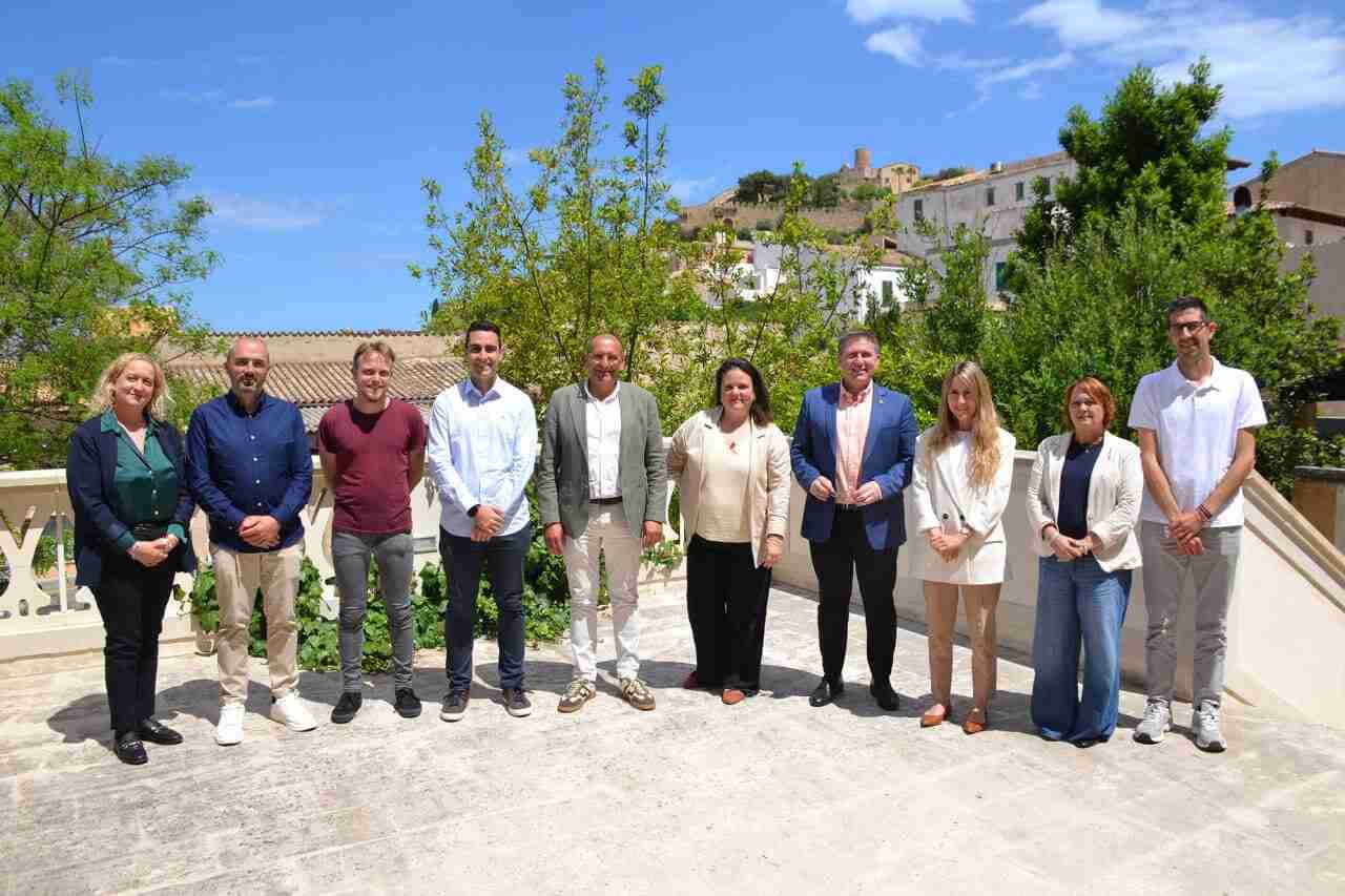 Representantes del Consell de Mallorca y del Ayuntamiento de Capdepera durante la presentación de los proyectos en el paseo marítimo