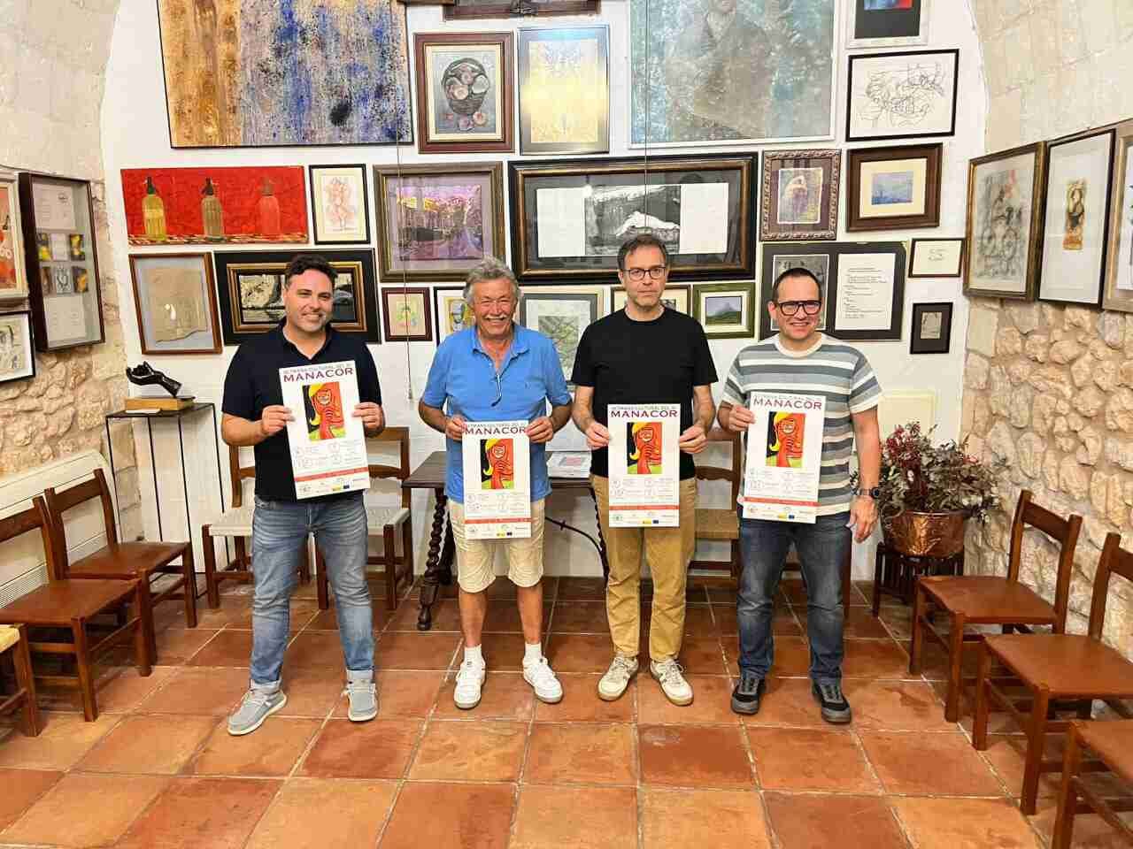 El alcalde Miquel Oliver, el delegado Sebastià Llodrà y representantes de la Confraria de Tastavins de Manacor posan con una copa de vino en la presentación de la 21ª edición