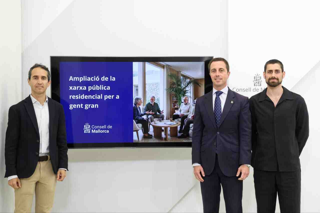 El presidente del Consell de Mallorca, Llorenç Galmés, junto al conseller Guillermo Sánchez y el gerente Alejandro Mora frente a una pantalla institucional