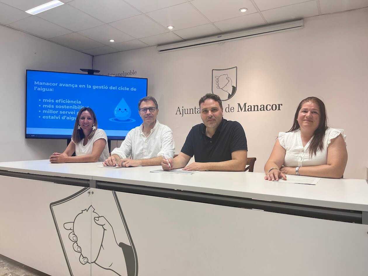 Representantes municipales de Manacor, entre ellos Sebastià Llodrà, sentados en la mesa de prensa presentando los datos del agua