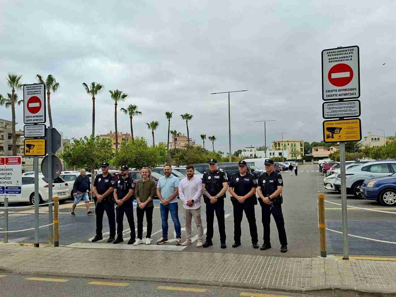 El alcalde Jaume Servera junto a los regidores Pep Servera Leno, Bernat Grimalt y agentes de la Policía Local frente a la señalización ZAR