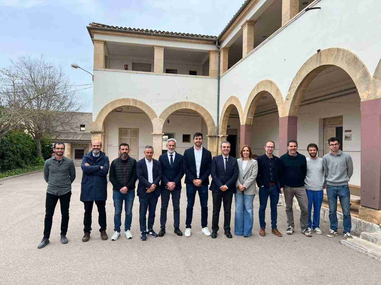 Autoridades políticas y educativas frente a la fachada porticada del CEIP Mestre Guillem Galmés