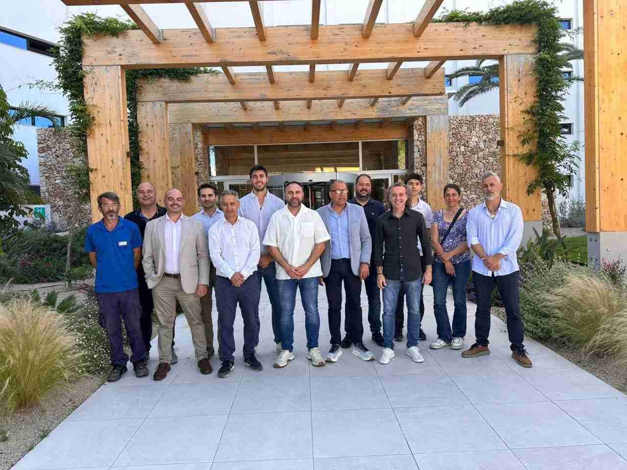Representantes políticos del Consell de Mallorca, Consorcio de Turismo y ayuntamientos frente a una gran pérgola de madera en Cala Millor