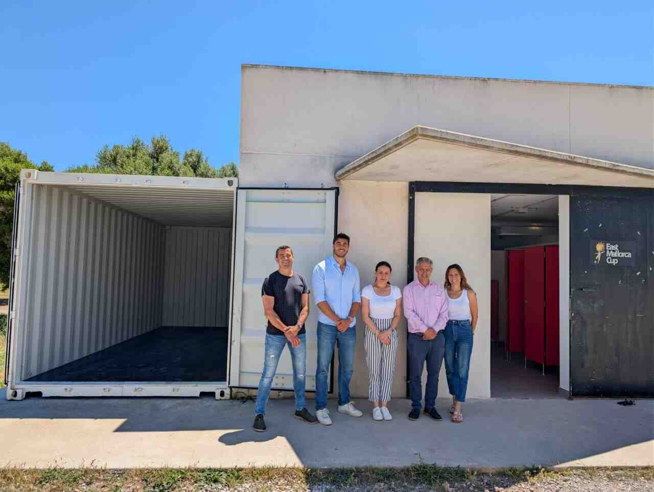 Miembros del Ayuntamiento de Sant Llorenç des Cardassar durante la presentación de la reforma de los vestuarios en Cala Millor