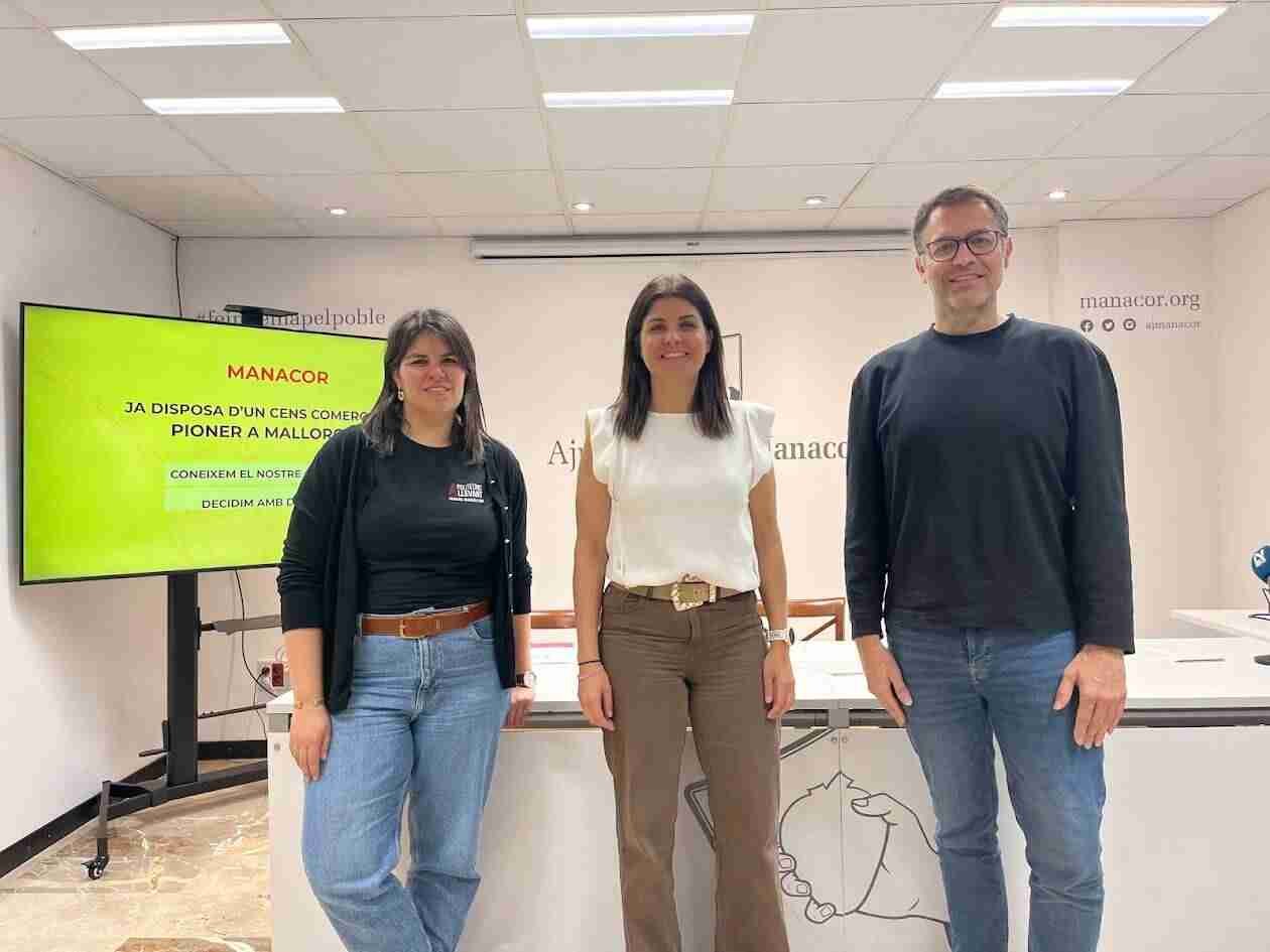 Tres responsables municipales durante la presentación del censo comercial en la sala de prensa