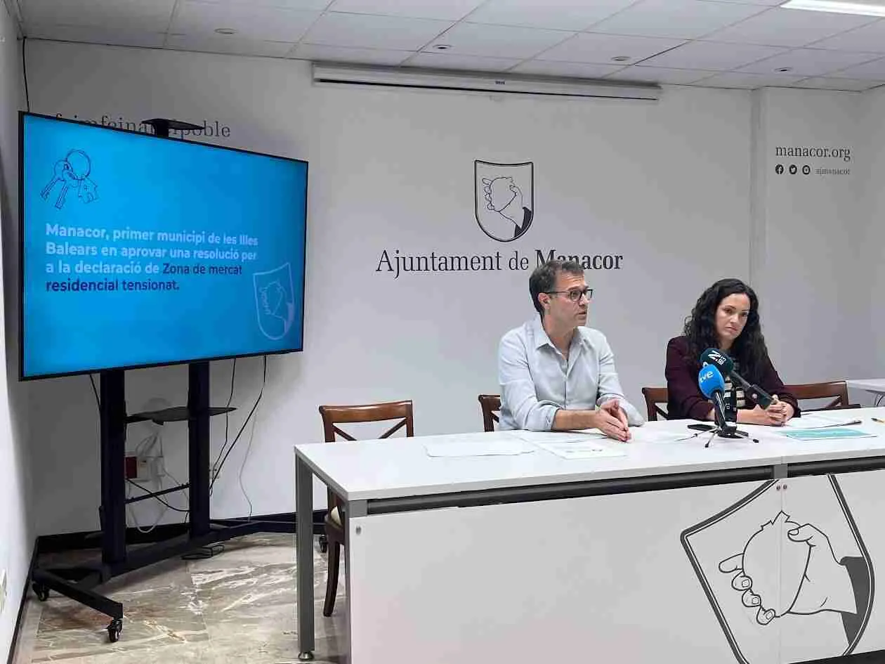 Miquel Oliver y Núria Hinojosa explican la solicitud para limitar los precios del alquiler
