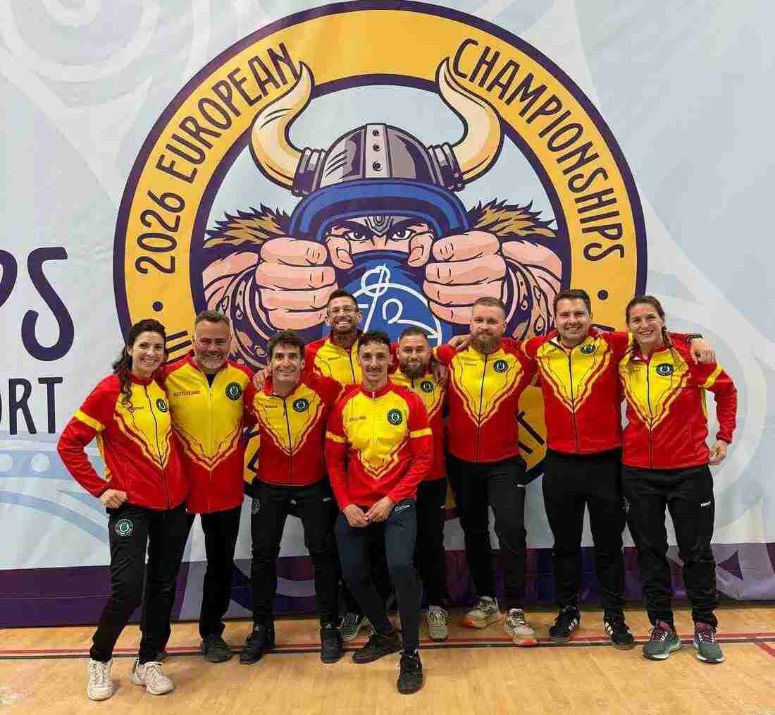 Miembros de la selección española de Kettlebell posando juntos tras el campeonato europeo en Inglaterra