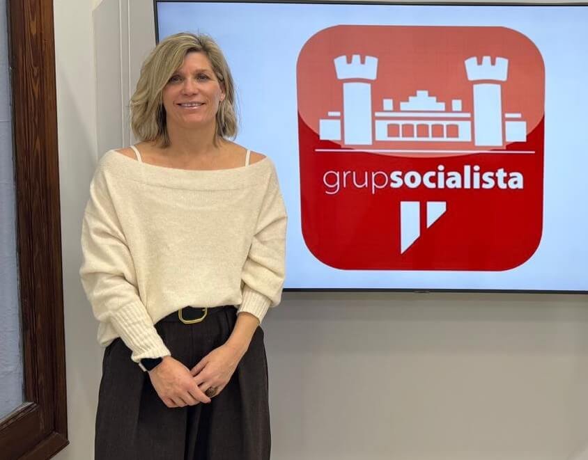 La portavoz adjunta del Grupo Socialista, Sofia Alonso, posando junto a una pantalla con el logotipo del partido