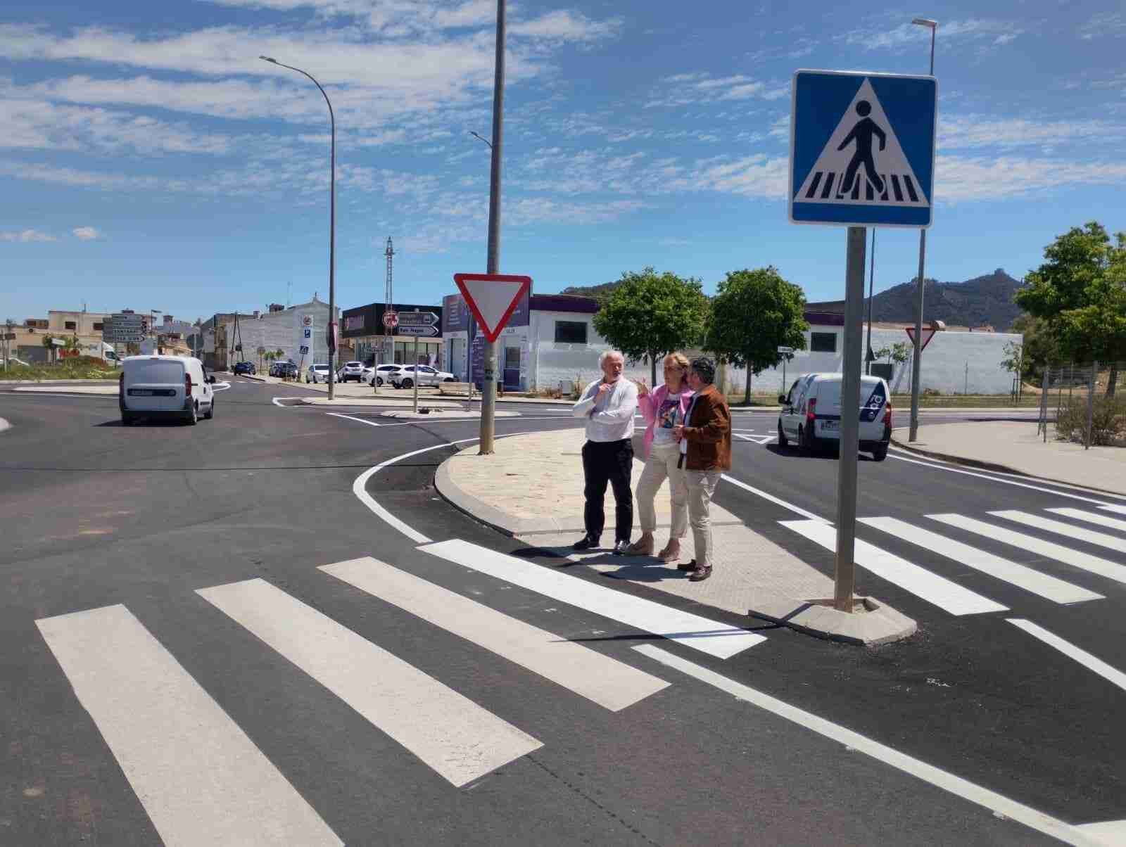 Catalina Soler y Fernando Rubio observando el nuevo paso de peatones y los accesos viales remodelados