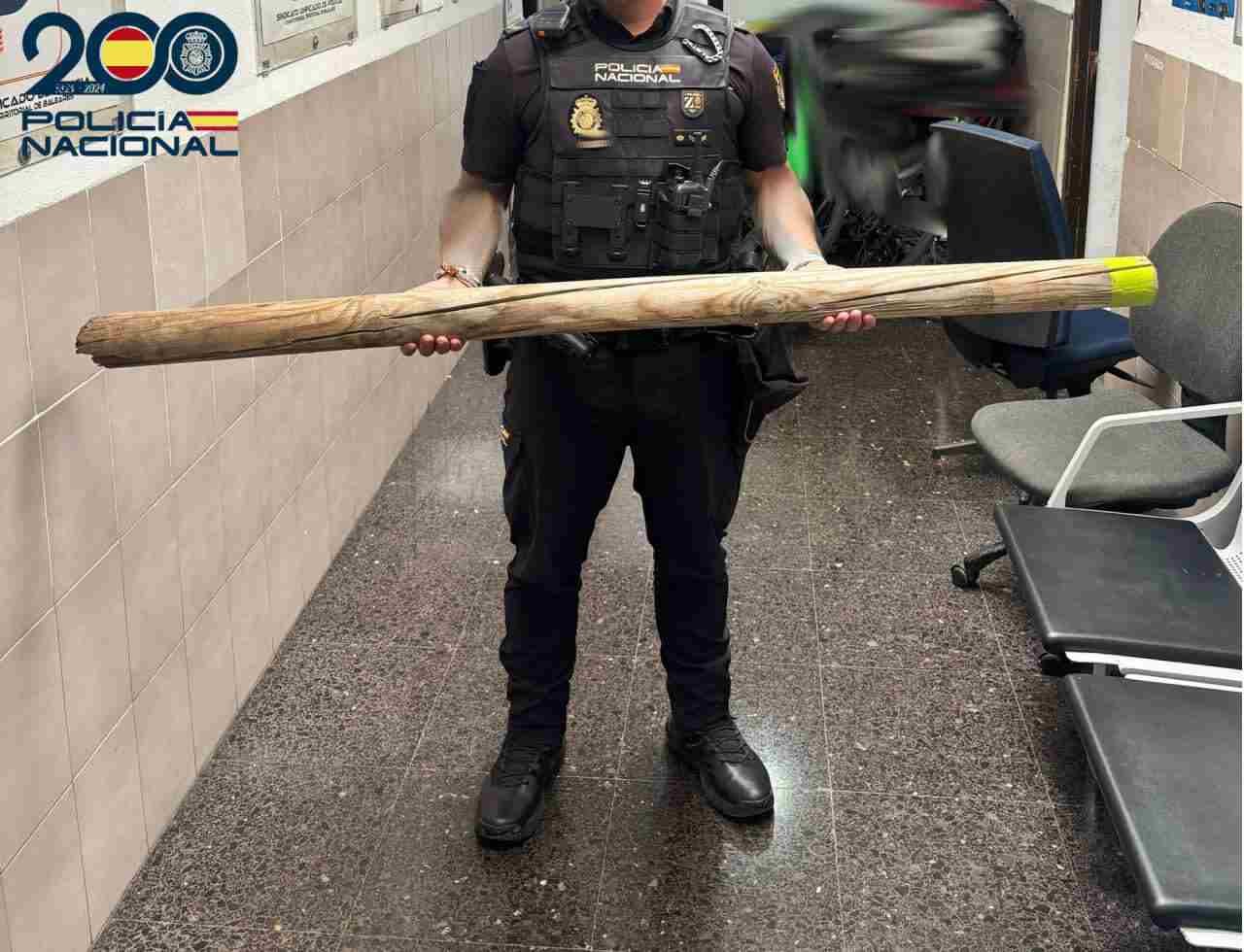 Un policía nacional sujeta con las dos manos el tutor de madera de 1,65 metros incautado tras las amenazas en Palma