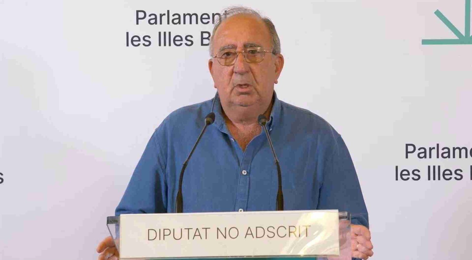 El diputado Agustín Buades comparece ante los medios de comunicación en la sala de prensa del Parlamento Balear