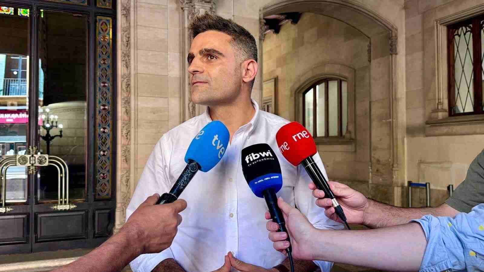 El portavoz adjunto del PP Bernat Vallori atendiendo a los micrófonos de diversas televisiones y radios
