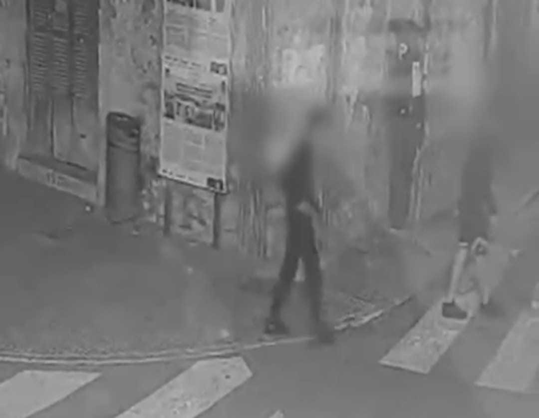 Captura de pantalla en blanco y negro de una cámara de seguridad pública registrando un acto de vandalismo en Felanitx