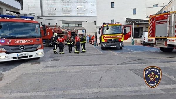 Dotaciones de los Bomberos de Mallorca de servicio en el Hospital de Manacor tras el incendio
