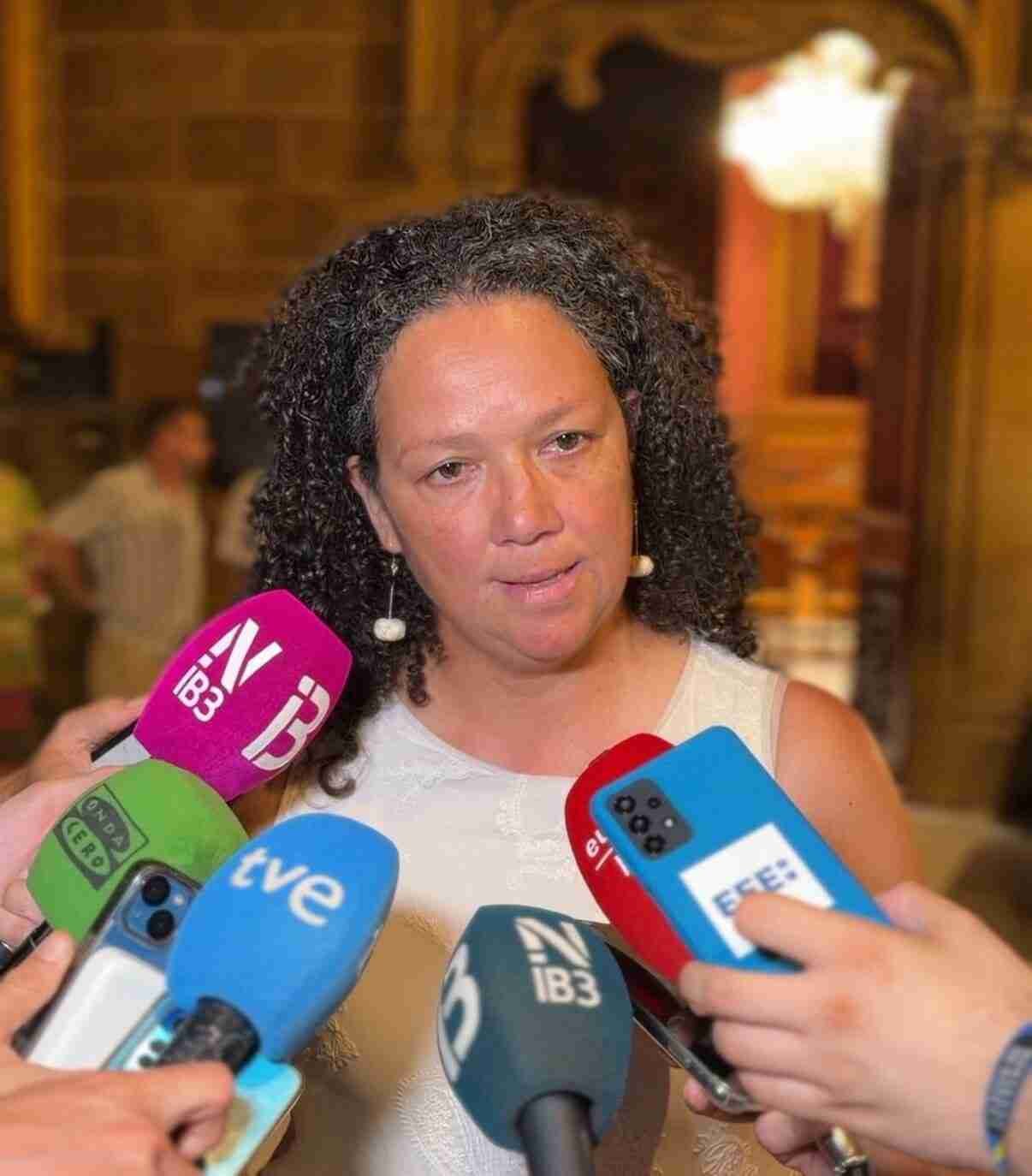 Catalina Cladera, portavoz del PSOE de Mallorca, rodeada de micrófonos durante unas declaraciones
