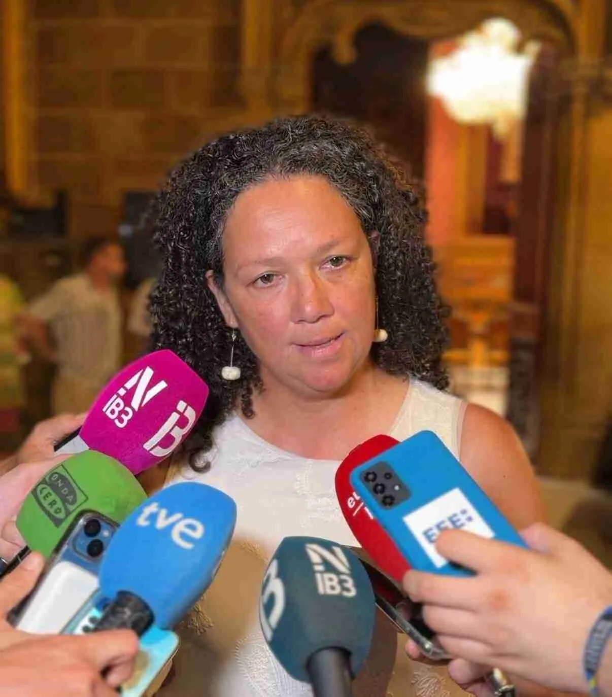 Catalina Cladera, portavoz del PSOE de Mallorca, rodeada de micrófonos durante unas declaraciones
