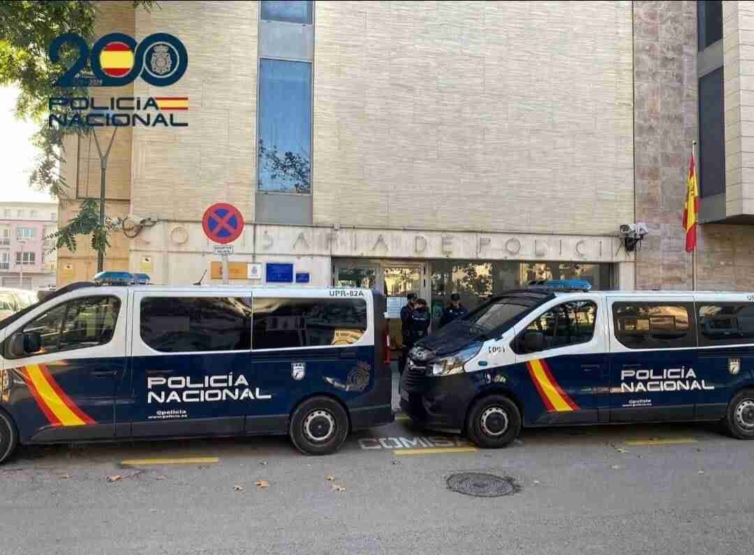 Dos furgonetas de la Policía Nacional aparcadas frente a la Jefatura de Manacor con el logo del 200 aniversario